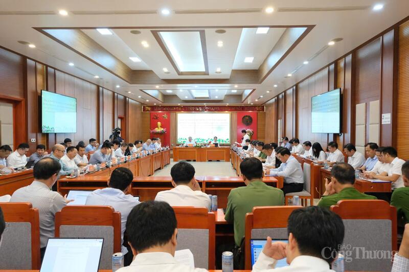 Phó Thủ tướng Thường trực Chính phủ Nguyễn Hòa Bình đã có buổi làm việc với Tỉnh uỷ, UBND tỉnh Khánh Hoà để tháo gỡ khó khăn, vướng mắc các dự án tồn đọng, kéo dài trên địa bàn tỉnh