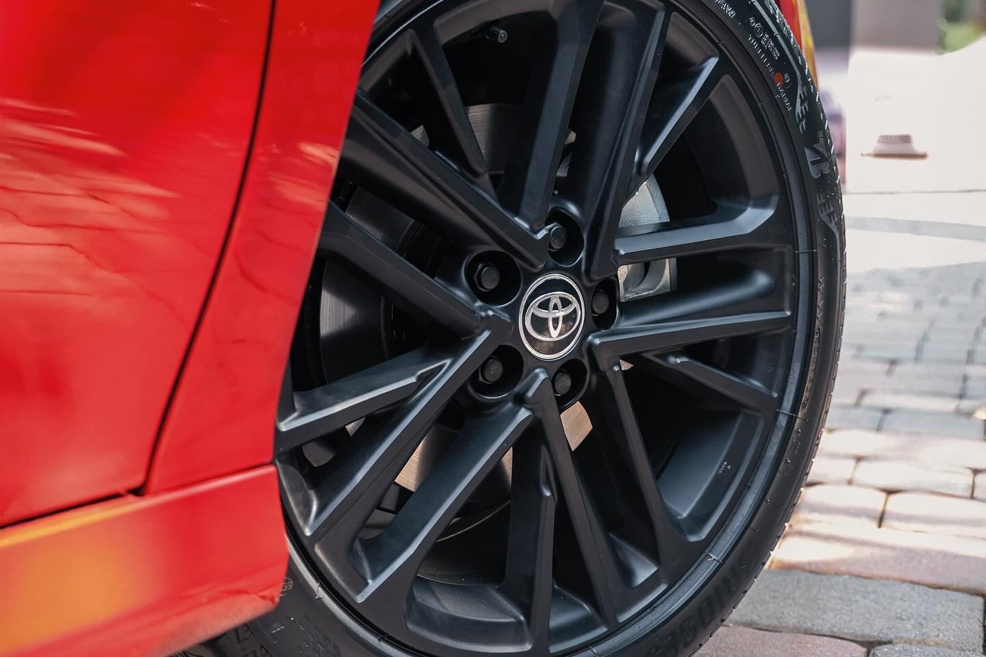 Mâm hợp kim đa chấu 18 inch - Ảnh: Toyota