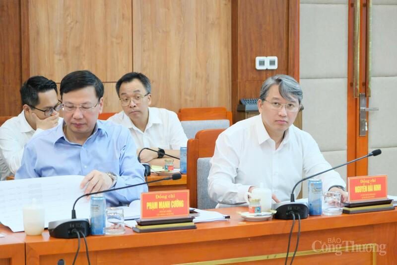 Đồng chí Phạm Mạnh Cường (áo xanh), Phó Chủ nhiệm Văn phòng Chính phủ;  đồng chí Nguyễn Hải Ninh, Bộ trưởng Bộ Tư pháp tại buổi làm việc