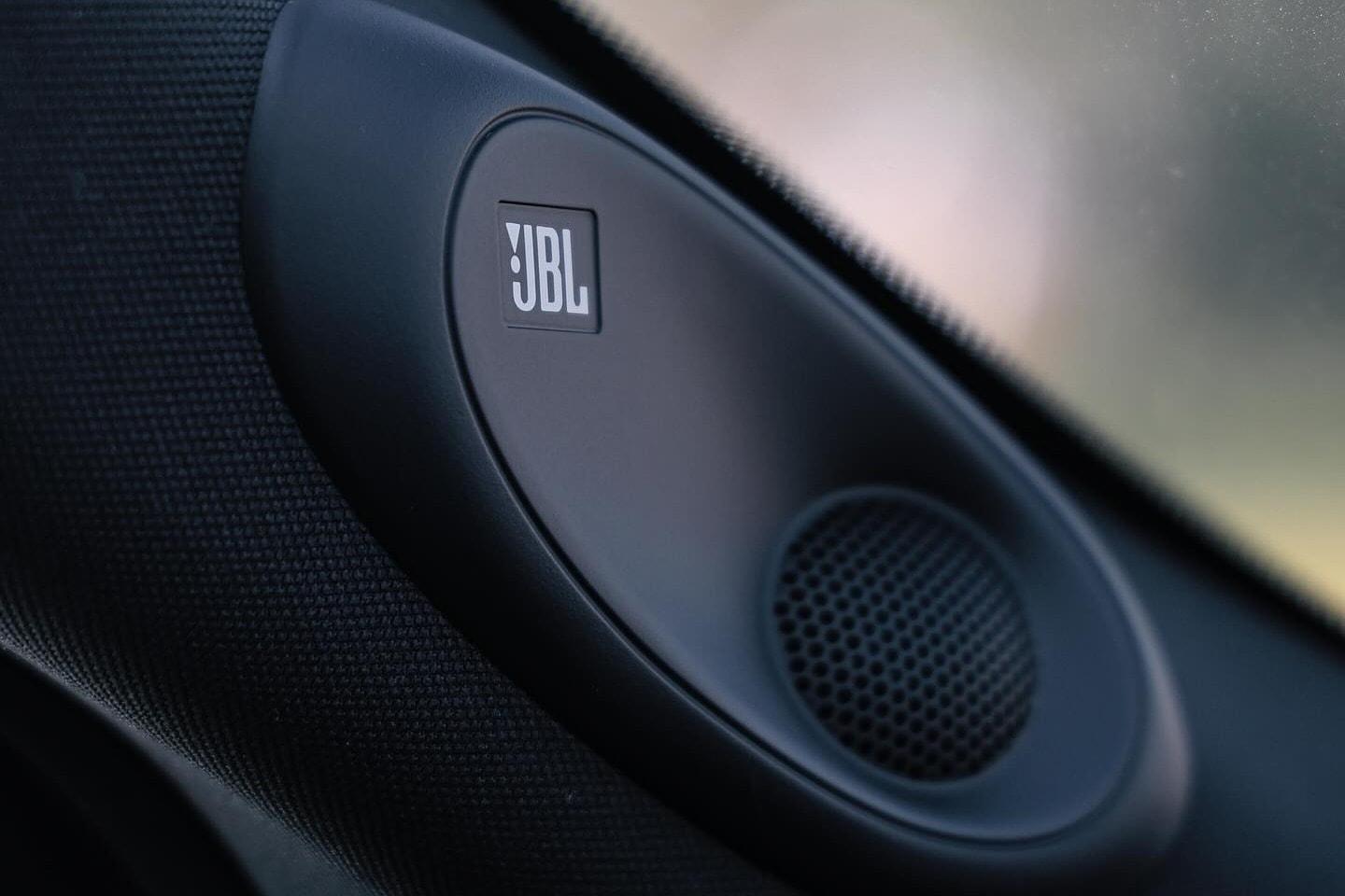 Xe trang bị dàn 9 loa JBL - Ảnh: Toyota