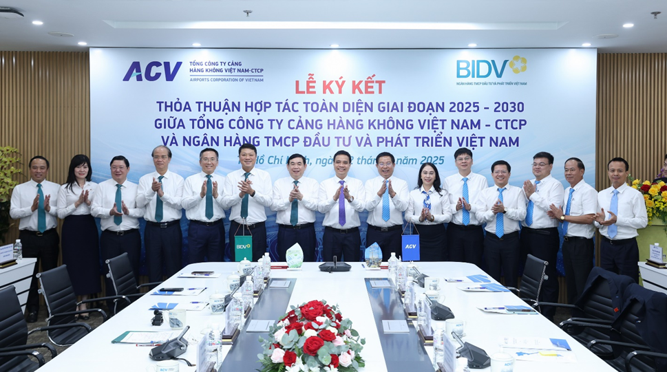 Lãnh đạo BIDV và ACV chúc mừng thành công Lễ ký kết