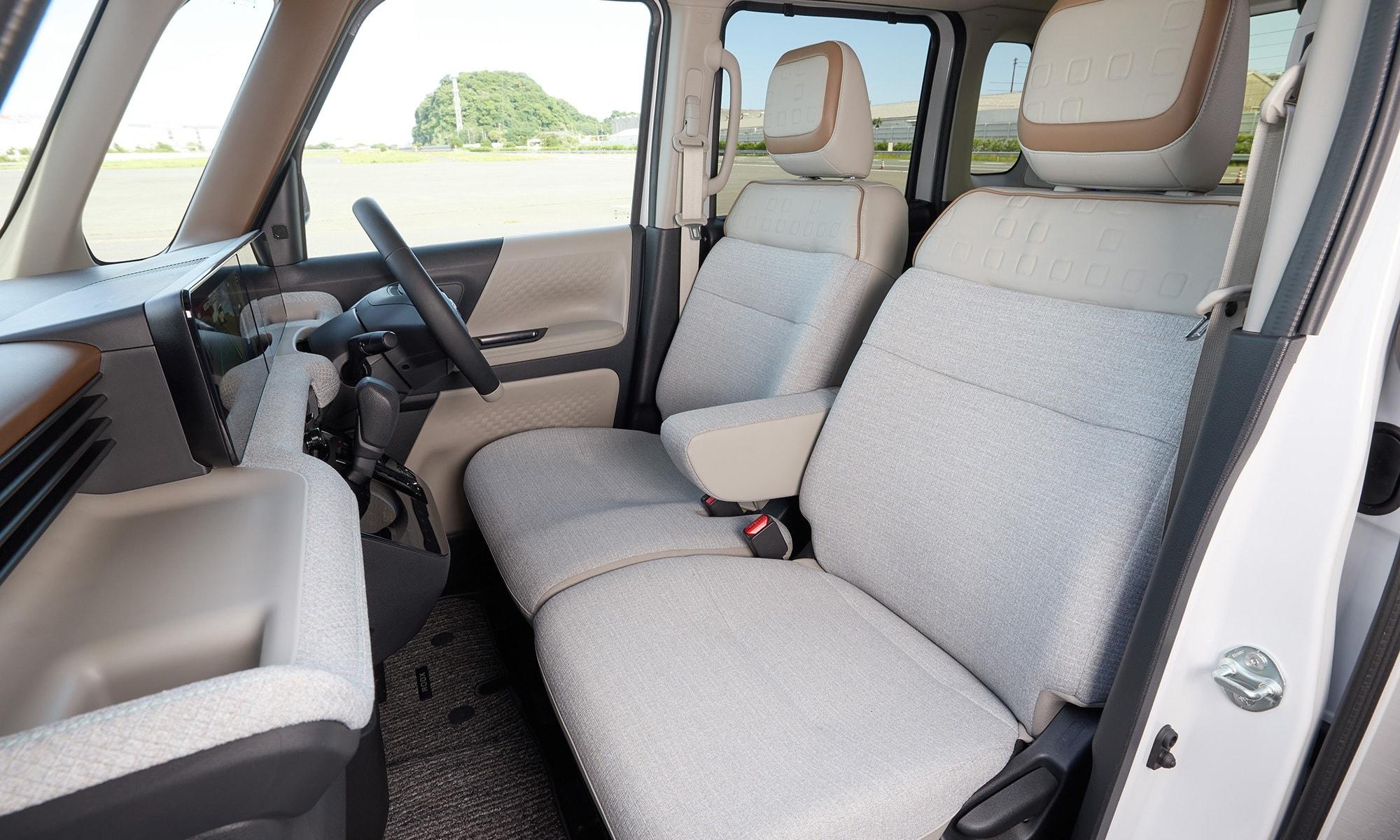 Ghế xe bọc nỉ có chất lượng hoàn thiện cao - Ảnh: Nissan