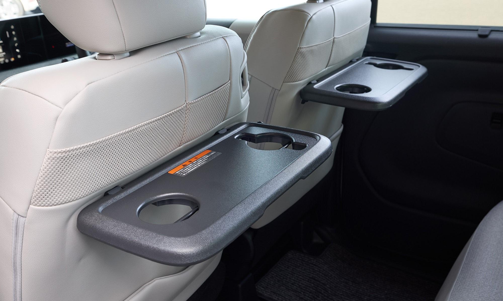 Không gian phía sau rộng rãi, có kệ để đồ gắn ở hàng ghế trước - Ảnh: Nissan