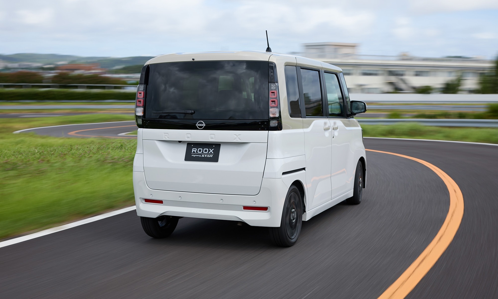 Ngoại thất thiết kế mới mượt hơn - Ảnh: Nissan