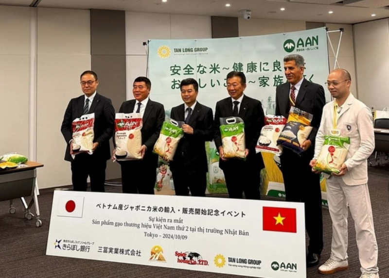 Ra mắt sản phẩm gạo thương hiệu Việt Nam thứ hai tại thị trường Nhật Bản, tháng 10/2024. Ảnh: TTXVN