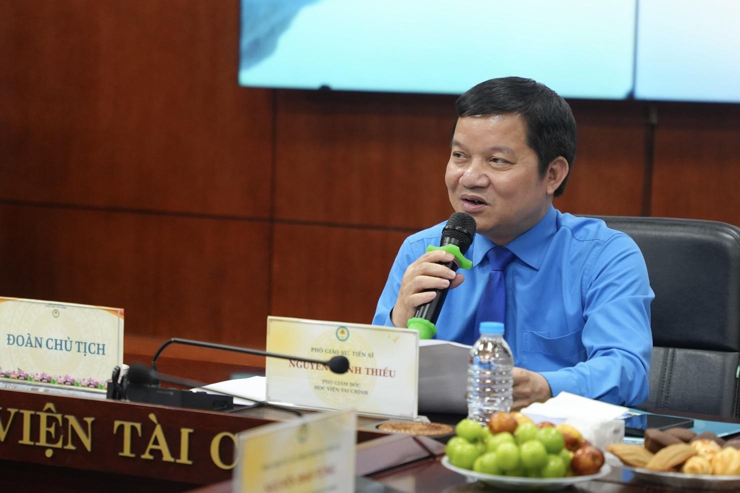 PGS.TS. Nguyễn Mạnh Thiều - Ph&oacute; Gi&aacute;m đốc Học viện T&agrave;i ch&iacute;nh ph&aacute;t biểu tại Hội thảo.