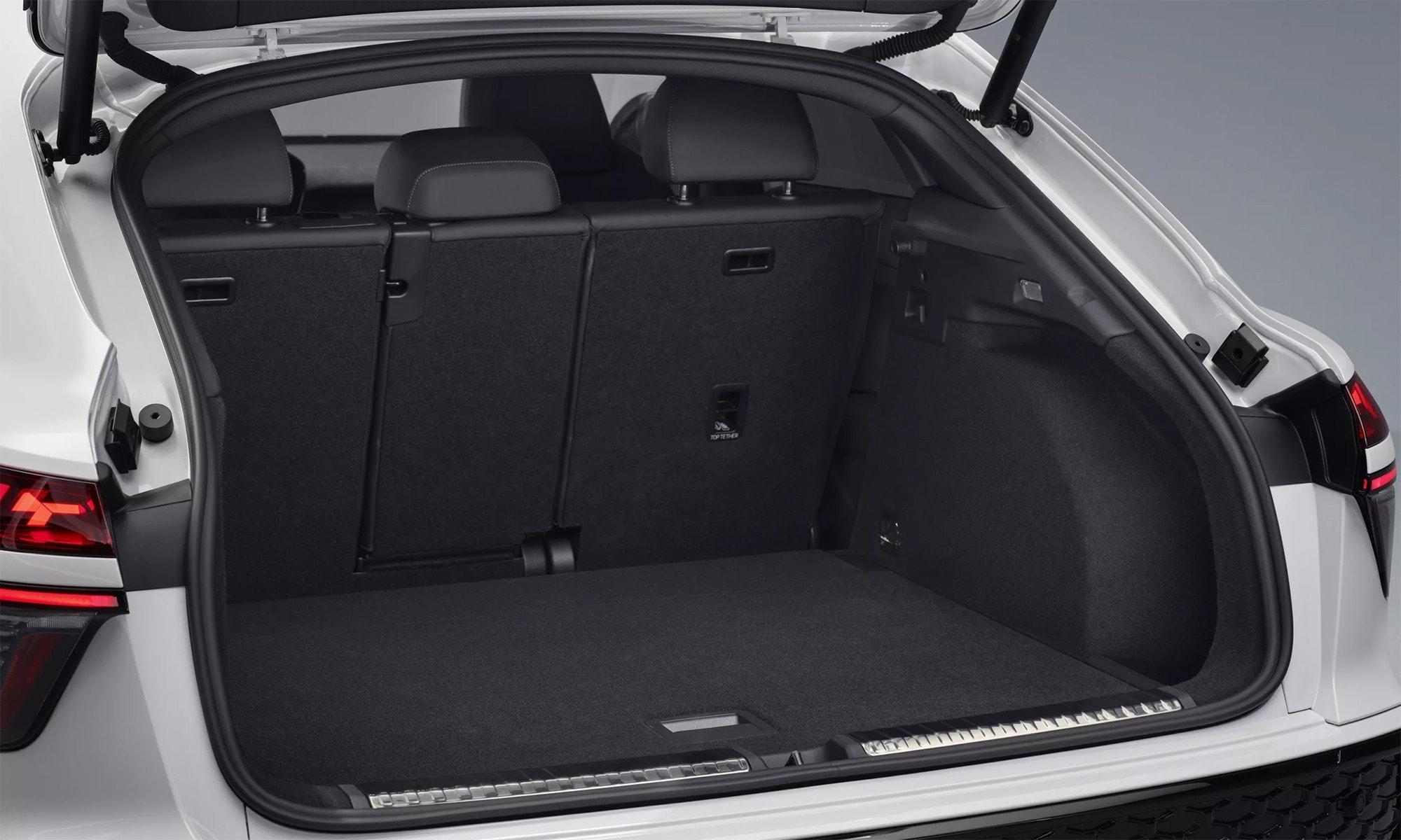 Dung tích khoang hành lý nhỏ hơn so với bản thường - Ảnh: Audi