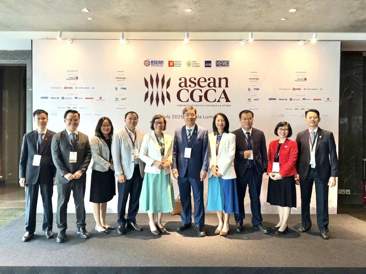 Đoàn đại biểu VIOD cùng các đại diện Top 5 doanh nghiệp Việt Namtại Lễ công bố và vinh danh Thẻ điểm Quản trị Công ty ASEAN.