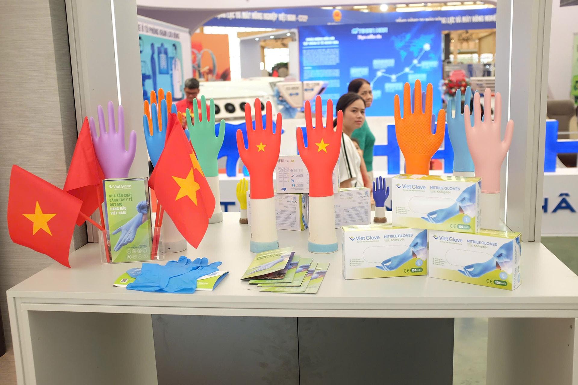 Các sản phẩm găng tay y tế của Viet Glove - một trong những đơn vị trực thuộc TC Group, Viet Glove đạt năng lực sản xuất 10 tỷ chiếc/năm, với các thị trường xuất khẩu là Nhật Bản, Mỹ, EU…