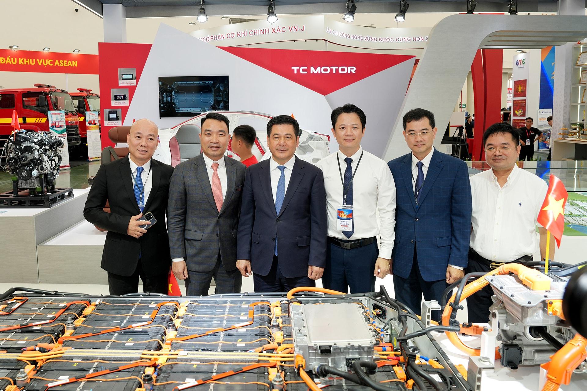 Bộ trưởng Bộ Công Thương Nguyễn Hồng Diên (thứ 3 từ trái sang) và Phó Chủ tịch TC Group - Ông Lê Ngọc Đức (thứ 2 từ trái sang) tại không gian triển lãm của Tập đoàn Thành Công.