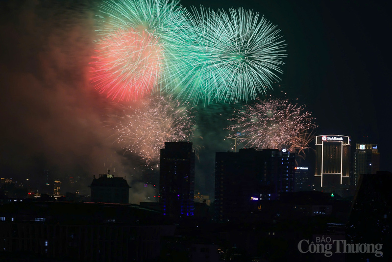 Những chùm pháo hoa rực rỡ tạo nên khung cảnh lung linh trong đêm hội mừng Lễ Độc lập.