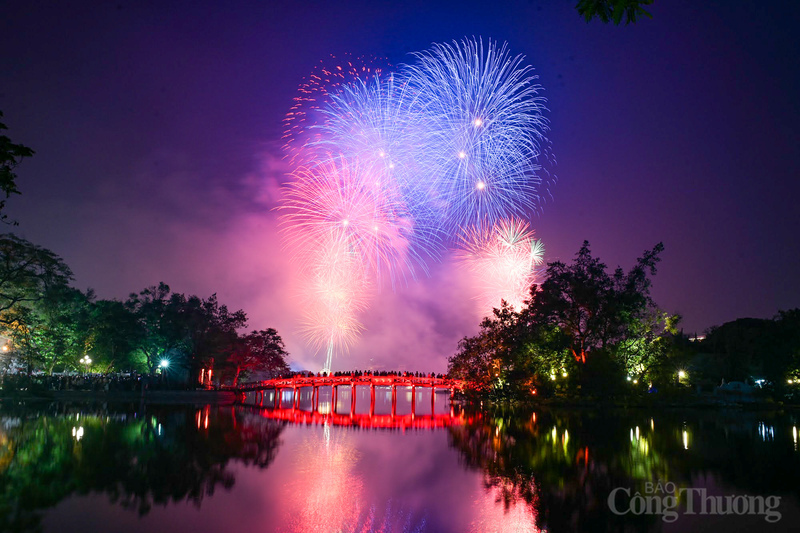 Tối 2/9, tại nhiều khu vực ở Thủ đô Hà Nội đã đồng loạt tổ chức bắn pháo hoa chào mừng 80 năm Cách mạng Tháng Tám và Quốc khánh 2/9.