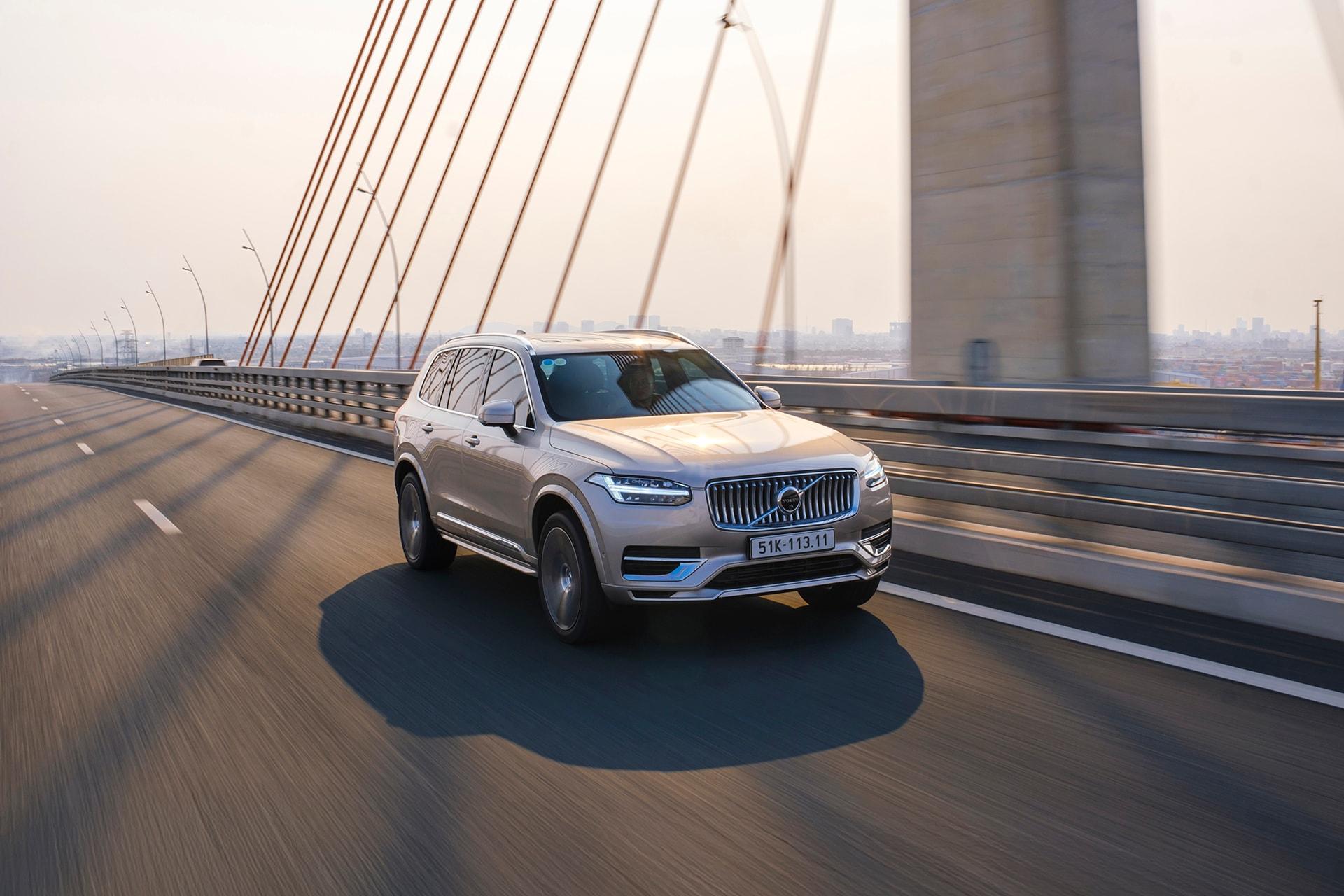 Mẫu SUV hạng sang Volvo XC90 PHEV có giá bán lẻ 4,37 tỷ đồng.