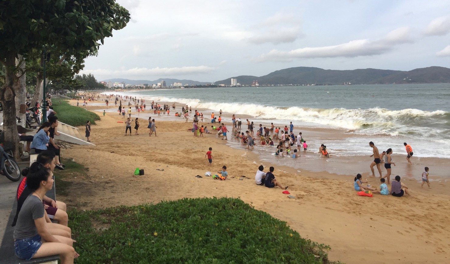 Du kh&aacute;ch tắm biển Quy Nhơn - Gia Lai. Ảnh: Phạm Thọ