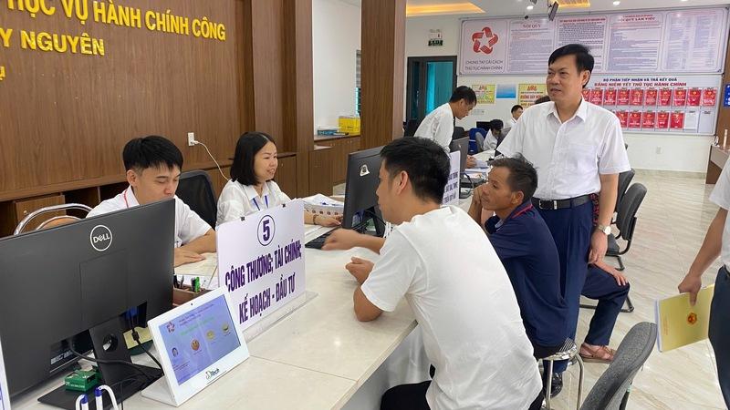 Người dân thực hiện thủ tục hành chính lĩnh vực Công Thương tại Trung tâm Phục vụ hành chính công phường Thủy Nguyên, TP. Hải Phòng.