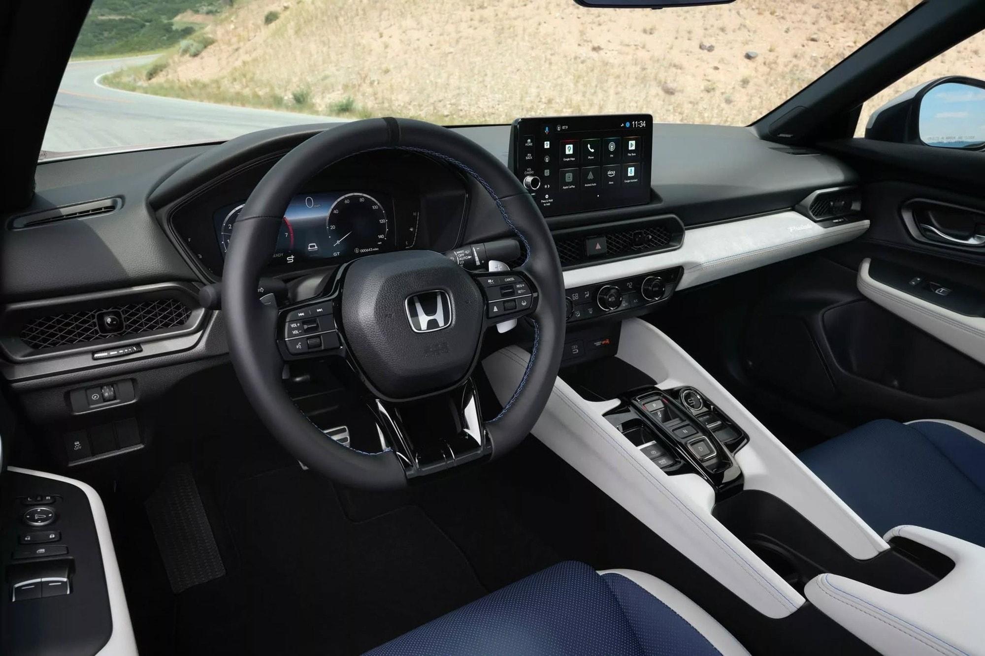 Khoang nội thất có nhiều nét thiết kế tương tự Civic.