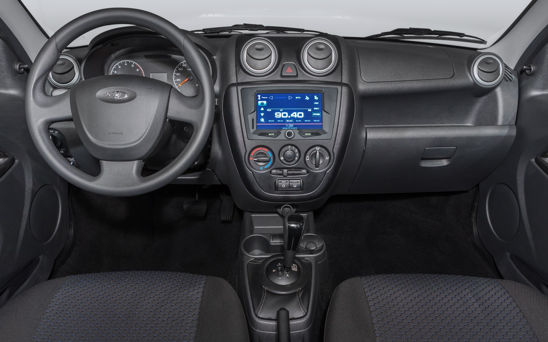 Nội thất Lada Granta sedan - Ảnh: otolada.com