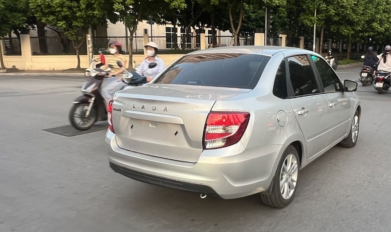 Ngoại thất Lada Granta kiểu cũ thập niên 2010 - Ảnh: Trang Trần