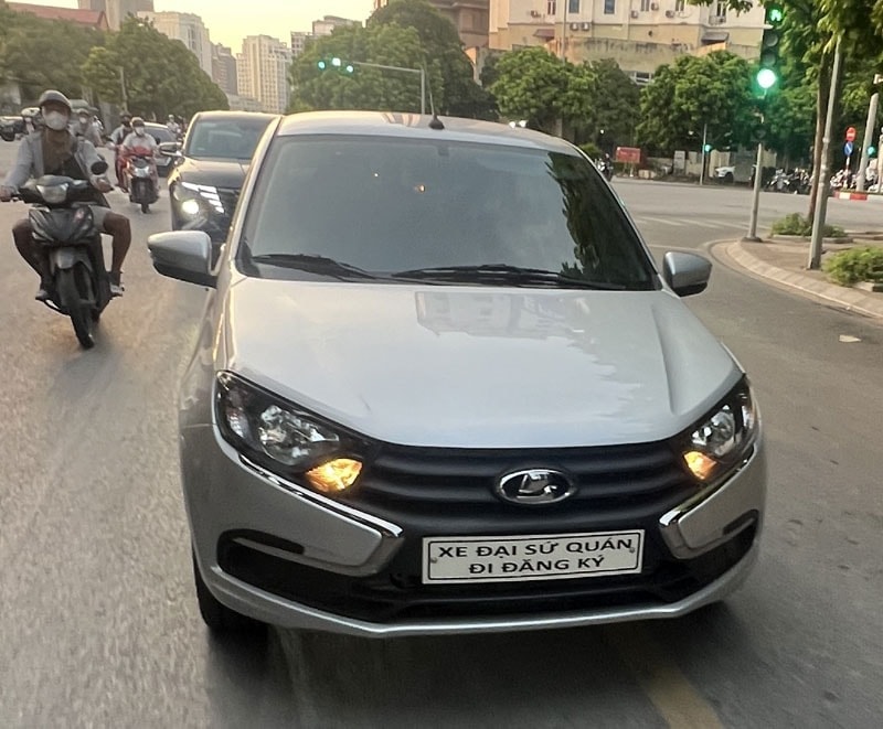 Chiếc xe Lada Granta lăn bánh trên phố Hà Nội - Ảnh: Trang Trần