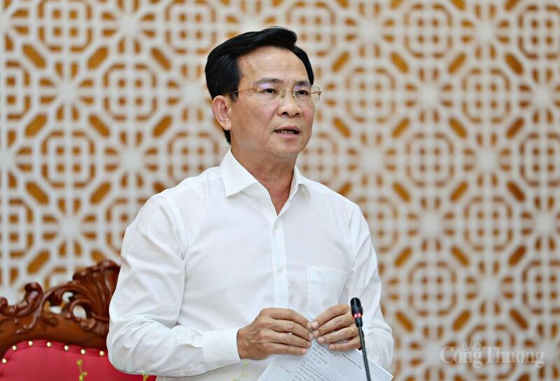 Đồng chí Hồ Văn Mười, Chủ tịch UBND tỉnh Lâm Đồng đóng góp ý kiến, đề xuất giải pháp tháo gỡ khó khăn. Ảnh: Lê Sơn