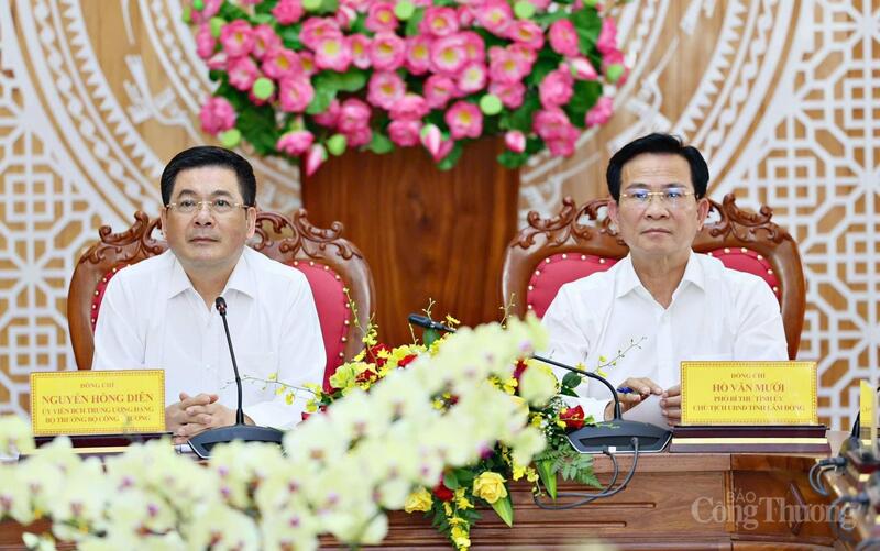 Đồng chí Nguyễn Hồng Diên - Ủy viên Ban Chấp hành Trung ương Đảng, Bộ trưởng Bộ Công Thương và đồng chí Hồ Văn Mười, Chủ tịch UBND tỉnh Lâm Đồng.