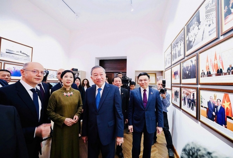 Tổng Bí thư Tô Lâm và Phu nhân cùng Chủ tịch Petrovietnam Lê Mạnh Hùng và các đại biểu tham quan Phòng Lưu niệm Chủ tịch Hồ Chí Minh với ngành Dầu khí Việt Nam – Azerbaijan tại Trường Đại học Dầu mỏ và Công nghiệp Quốc gia Azerbaijan.