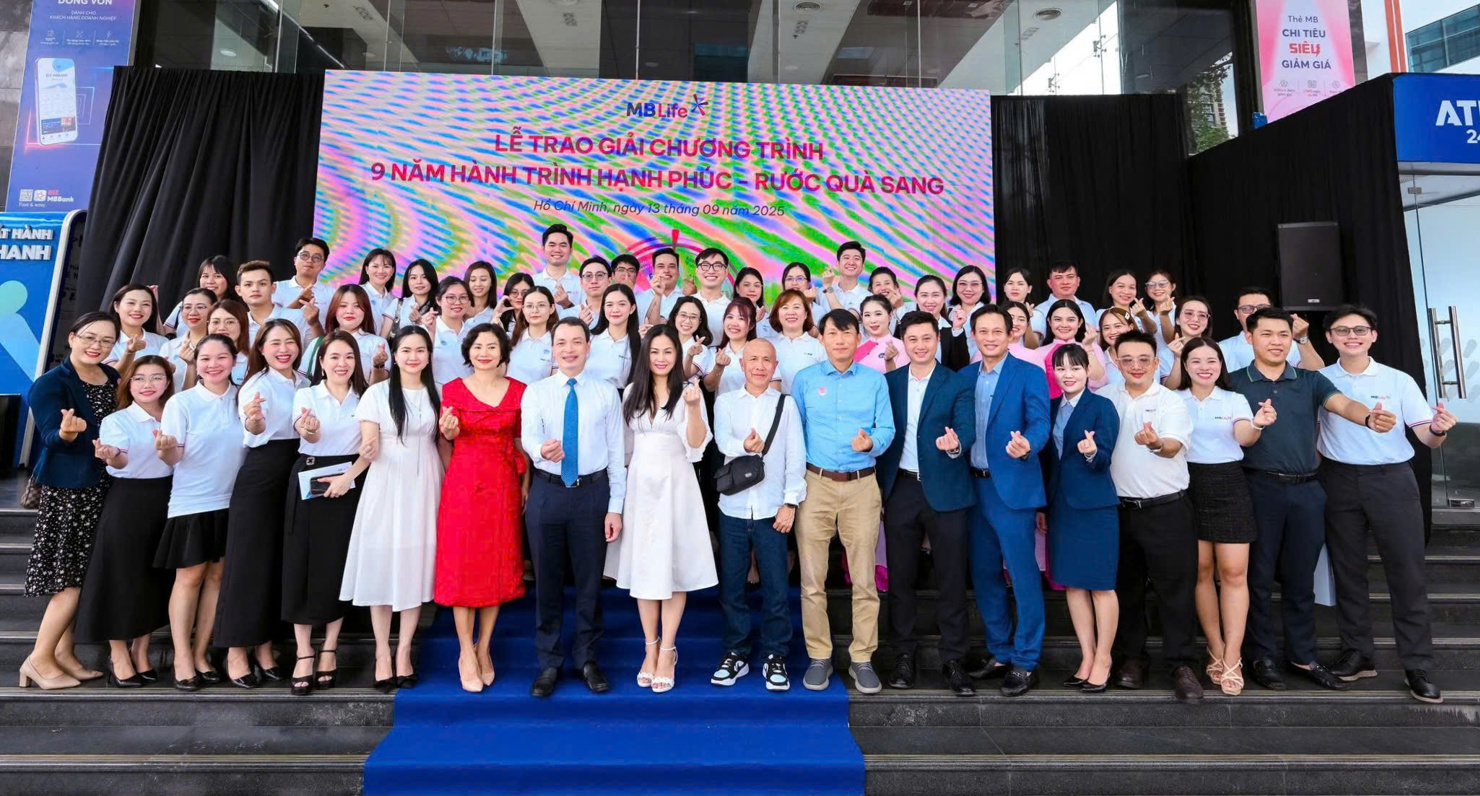 L&atilde;nh đạo Bảo hiểm MB Life c&ugrave;ng c&aacute;c kh&aacute;ch mời chụp ảnh lưu niệm tại Lễ trao giải Chương tr&igrave;nh "9 năm H&agrave;nh tr&igrave;nh hạnh ph&uacute;c- Rước qu&agrave; sang".
