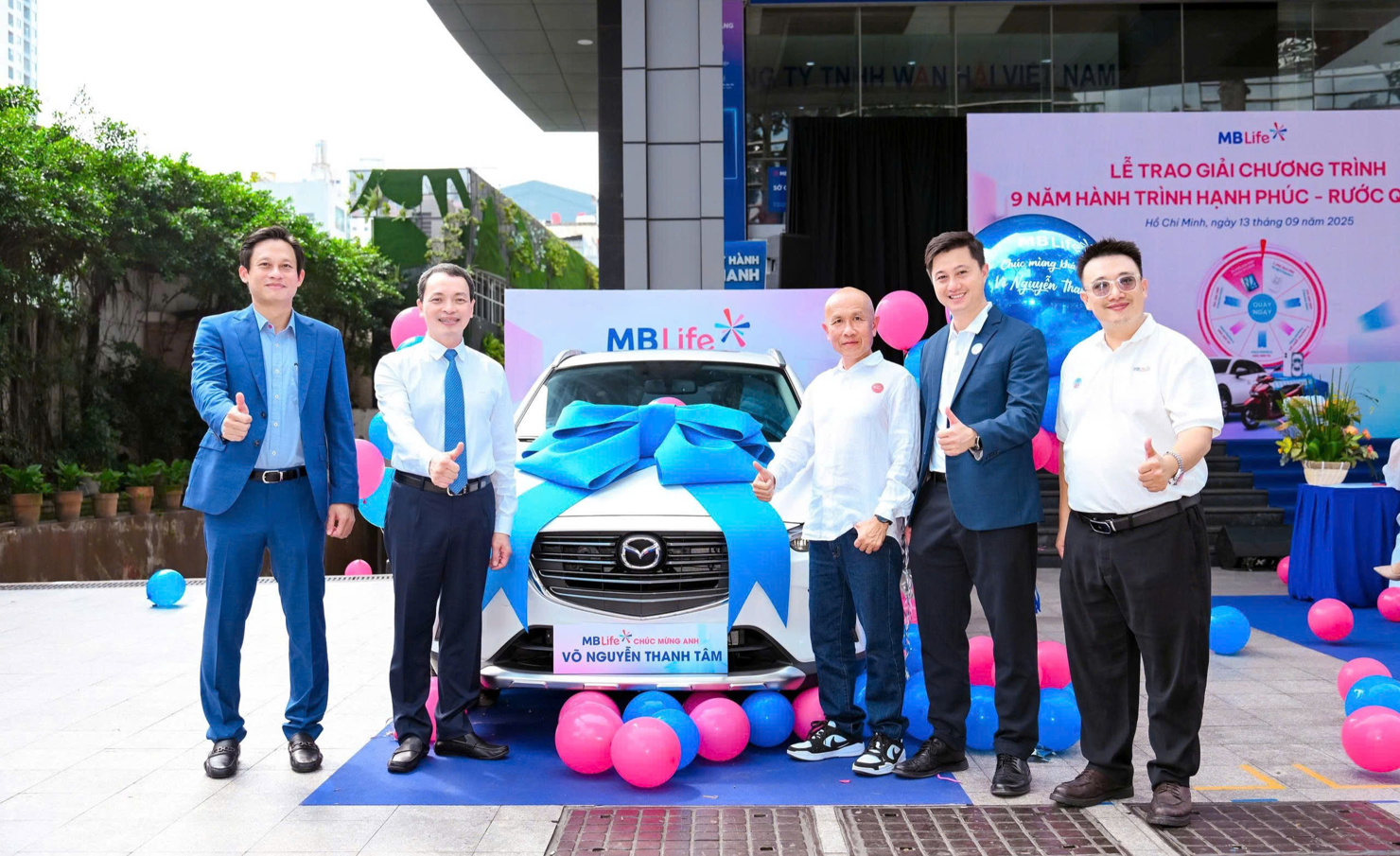 Đại diện Bảo hiểm MB Life trao giải cho kh&aacute;ch h&agrave;ng tr&uacute;ng thưởng Chương tr&igrave;nh quay số th&aacute;ng "9 năm H&agrave;nh tr&igrave;nh hạnh ph&uacute;c- Rước qu&agrave; sang".