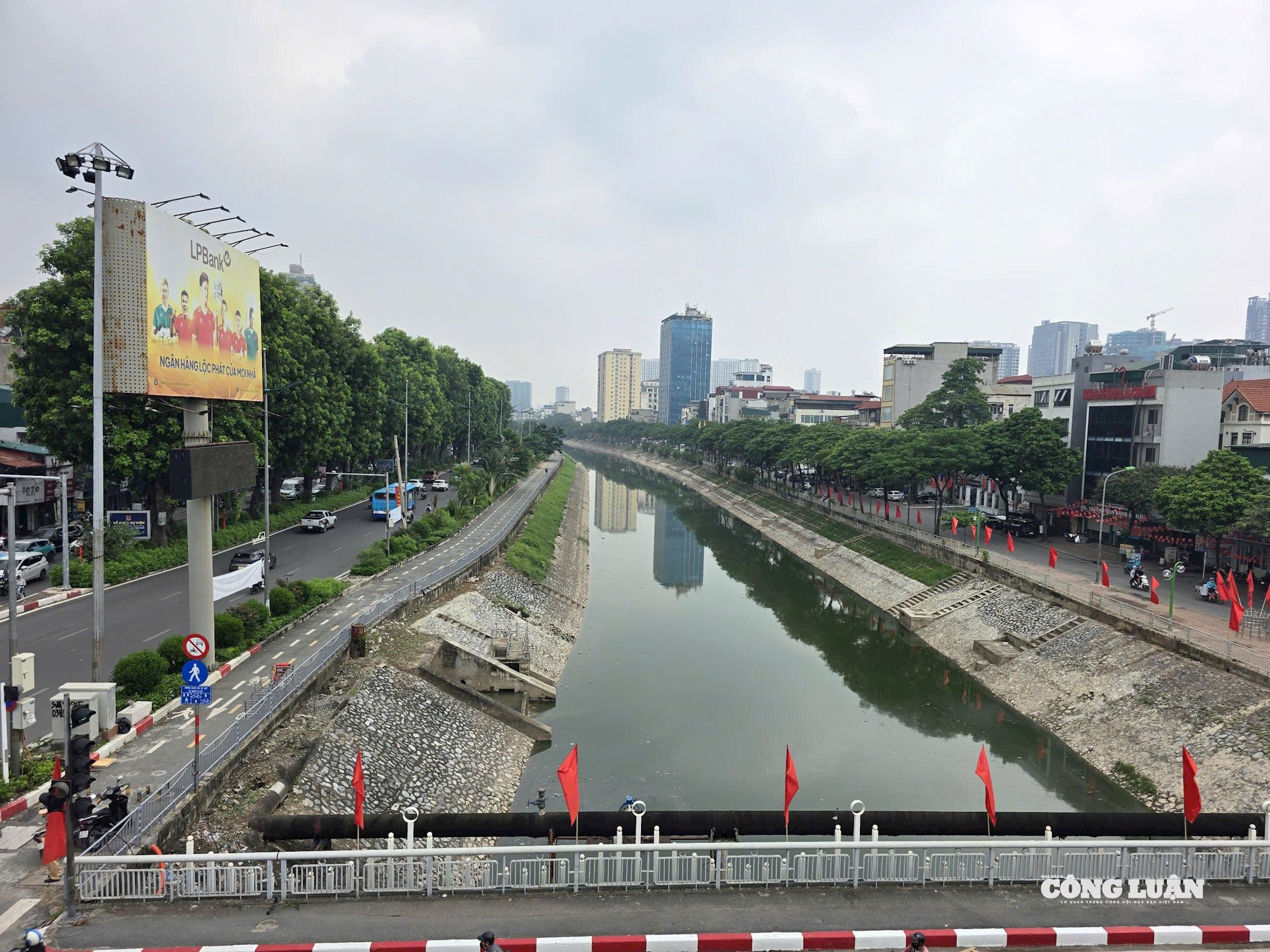 Dự án dẫn nước từ hồ Tây được kỳ vọng góp phần cải thiện môi trường sông Tô Lịch vốn ô nhiễm từ lâu, đồng thời đem lại diện mạo mới cho con sông gắn bó với đời sống người dân Thủ đô.