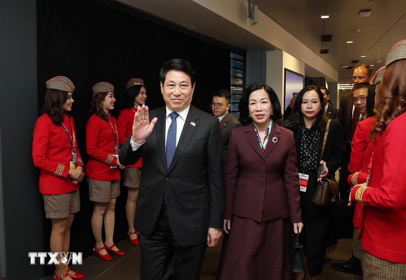Chủ tịch nước Lương Cường và Phu nhân đến Trung tâm bàn giao máy bay của Boeing tại bang Washington.