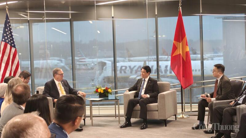 Ngay khi vừa đến thành phố Seattle (bang Washington, Hoa Kỳ), Chủ tịch nước Lương Cường tiếp Ngài Denny Heck, Phó Thống đốc bang Washington. Ảnh: Nguyên Minh.