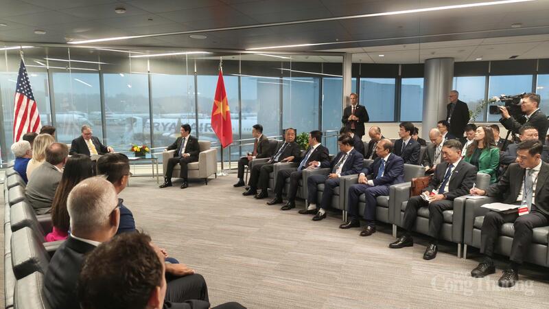 Bộ trưởng Bộ Công Thương Nguyễn Hồng Diên cùng lãnh đạo các Bộ, ngành Việt Nam tháp tùng Chủ tịch nước Lương Cường trong buổi tiếp Ngài Denny Heck, Phó Thống đốc bang Washington. Ảnh: Nguyên Minh.