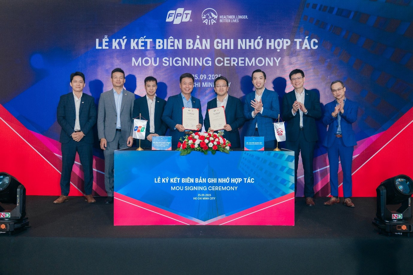 Đại diện AIA Việt Nam v&agrave; FPT tại buổi lễ k&yacute; kết bi&ecirc;n bản ghi nhớ hợp t&aacute;c.