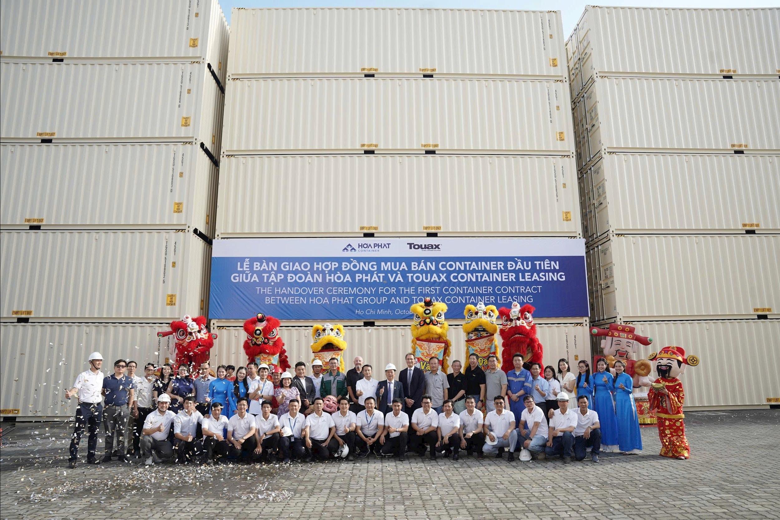 Bàn giao sp cho Touax Container Leasing