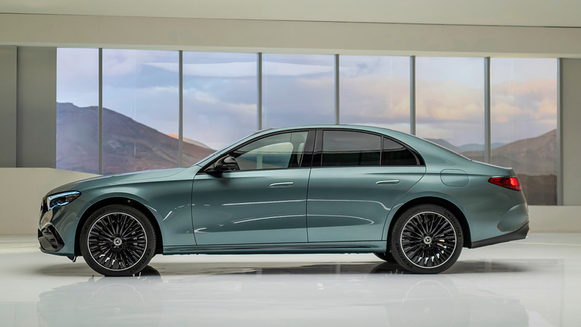 Mercedes E-Class 2025 dự kiến có giá bán lẻ tăng nhẹ so với thế hệ tiền nhiệm - Ảnh: MBV