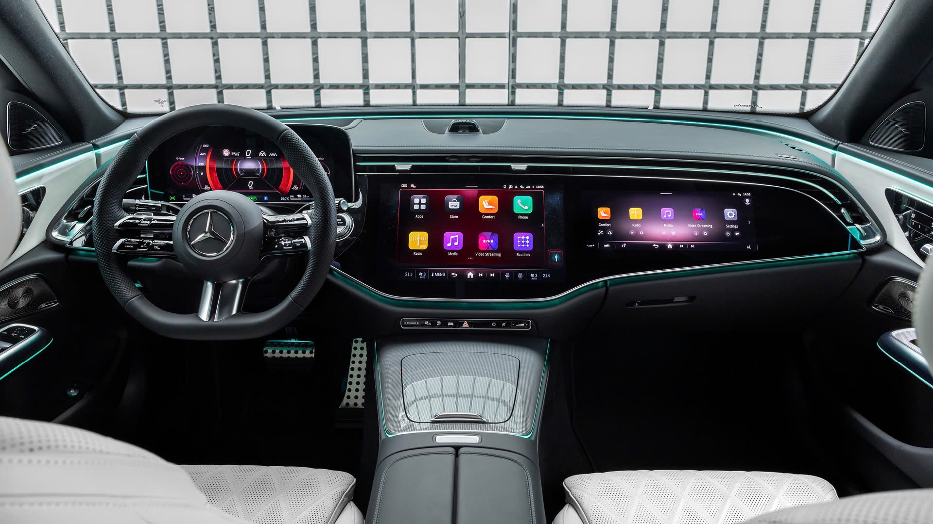 Khoang lái hiện đại trên phiên bản E 300 AMG 2025 - Ảnh: MBV