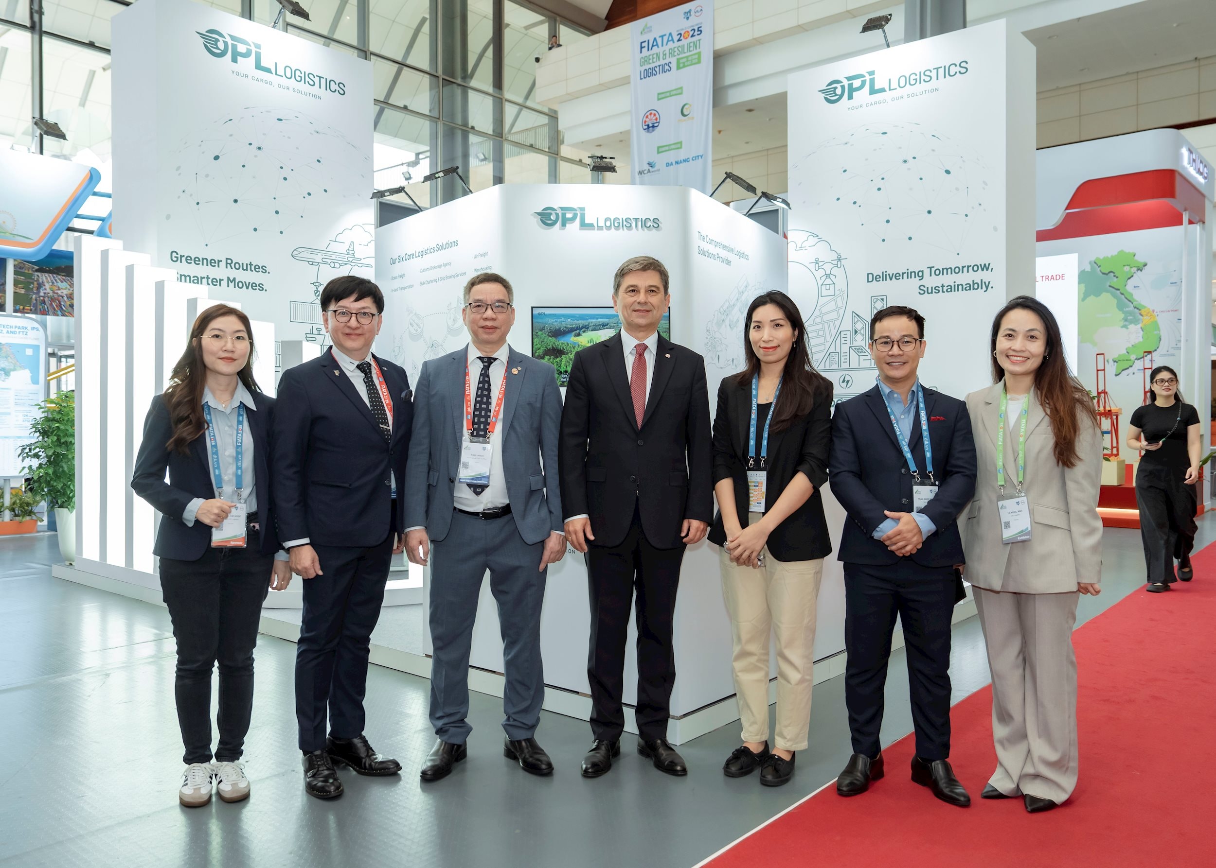 Ông Đào Trọng Khoa - Chủ tịch Hiệp hội Doanh nghiệp Dịch vụ Logistics Việt Nam (VLA) & Ông Turgut Erkeskin - Chủ tịch Liên đoàn các Hiệp hội Giao nhận và Vận tải Quốc tế (FIATA) (đứng thứ 3