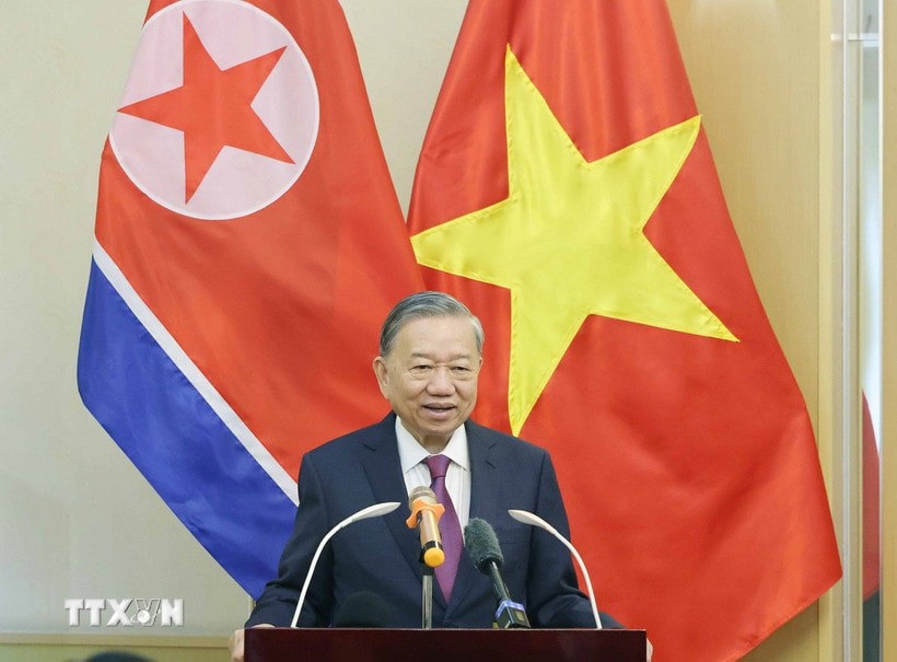 Tổng B&iacute; thư T&ocirc; L&acirc;m n&oacute;i chuyện với c&aacute;n bộ, nh&acirc;n vi&ecirc;n Đại sứ qu&aacute;n Việt Nam tại Triều Ti&ecirc;n. Ảnh: Thống Nhất/TTXVN. &nbsp;
