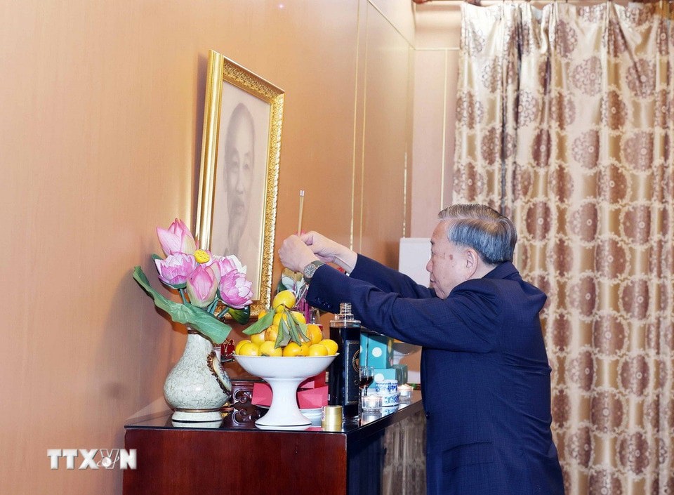 Tổng B&iacute; thư T&ocirc; L&acirc;m d&acirc;ng hương tưởng nhớ Chủ tịch Hồ Ch&iacute; Minh tại Đại sứ qu&aacute;n Việt Nam tại Triều Ti&ecirc;n. Ảnh: Thống Nhất/TTXVN.