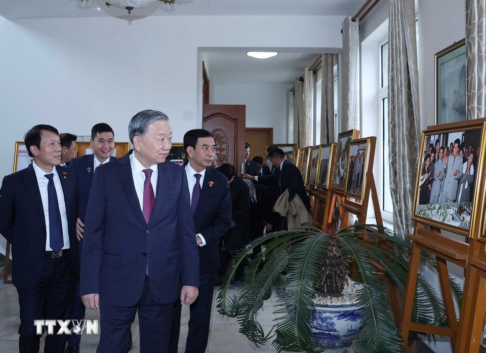 Tổng B&iacute; thư T&ocirc; L&acirc;m xem một số h&igrave;nh ảnh trưng b&agrave;y về quan hệ Việt Nam -Triều Ti&ecirc;n tại Đại sứ qu&aacute;n tại Triều Ti&ecirc;n. Ảnh: Thống Nhất/TTXVN.