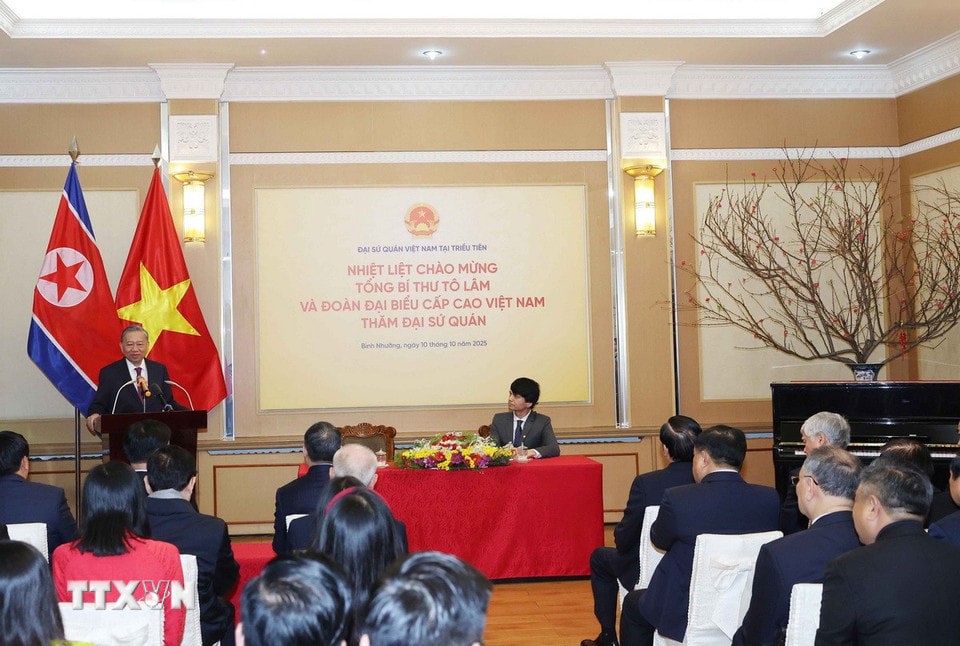 Tổng B&iacute; thư T&ocirc; L&acirc;m n&oacute;i chuyện với c&aacute;n bộ, nh&acirc;n vi&ecirc;n Đại sứ qu&aacute;n Việt Nam tại Triều Ti&ecirc;n. Ảnh: Thống Nhất/TTXVN. &nbsp;