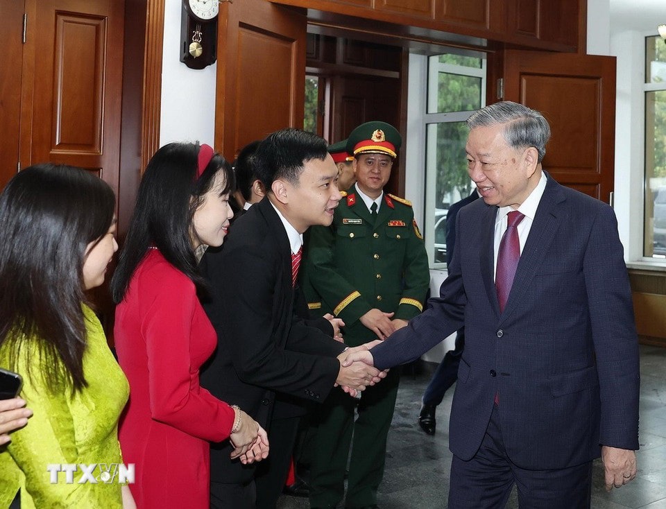 Tổng B&iacute; thư T&ocirc; L&acirc;m với c&aacute;n bộ nh&acirc;n vi&ecirc;n Đại sứ qu&aacute;n Việt Nam tại Triều Ti&ecirc;n. Ảnh: Thống Nhất/TTXVN. &nbsp;
