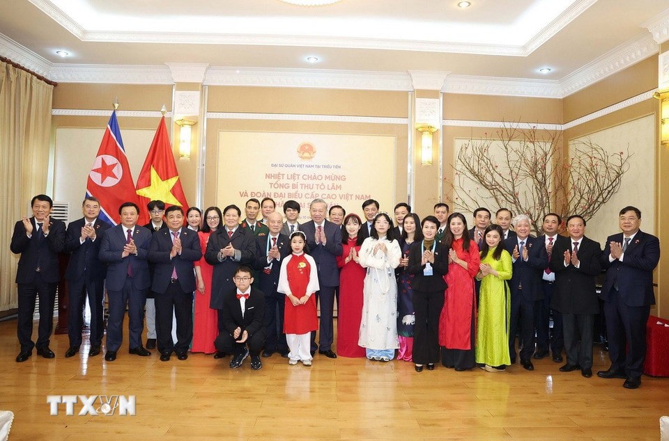 Tổng B&iacute; thư T&ocirc; L&acirc;m với c&aacute;n bộ nh&acirc;n vi&ecirc;n Đại sứ qu&aacute;n Việt Nam tại Triều Ti&ecirc;n. Ảnh: Thống Nhất/TTXVN.