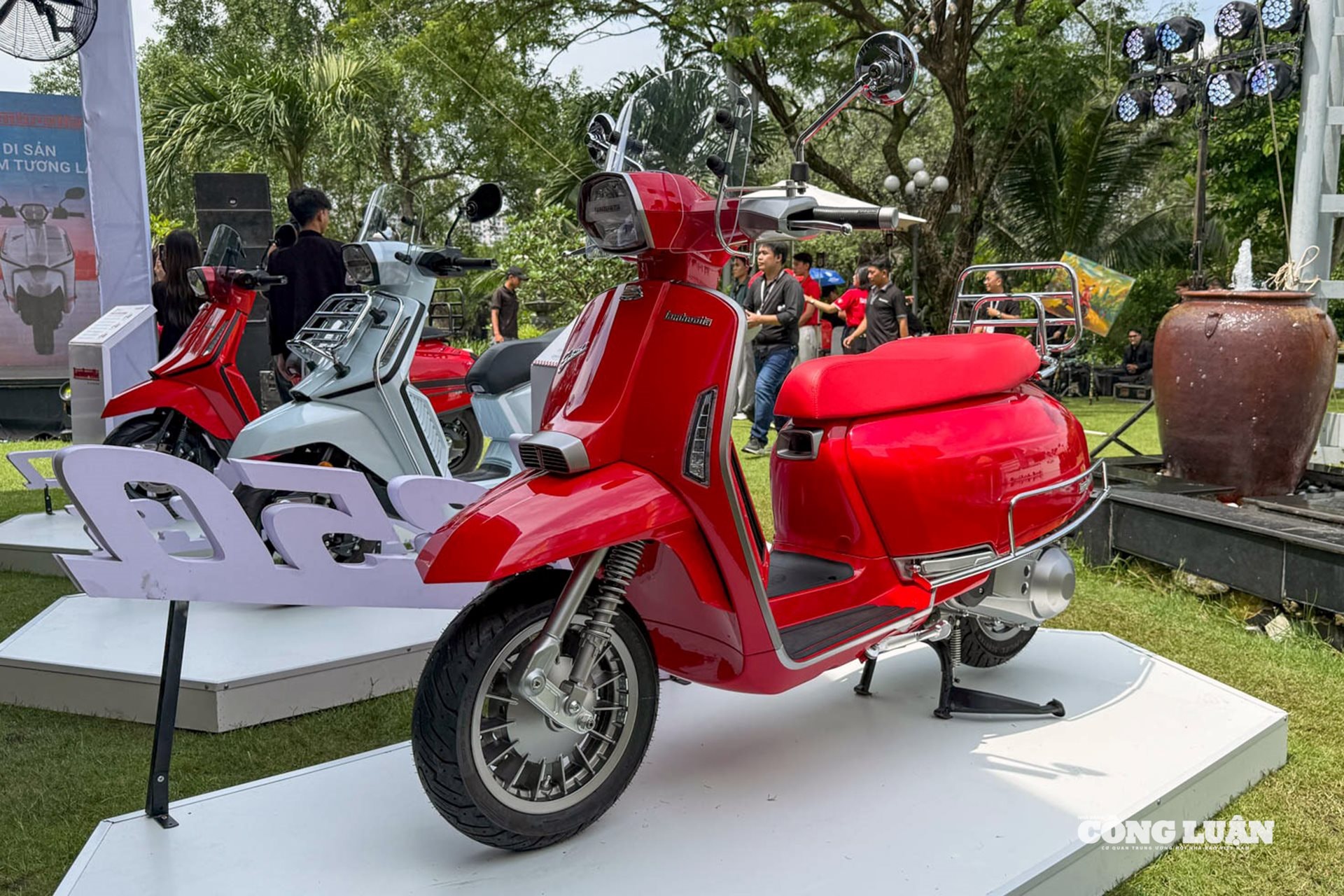 Phiên bản Lambretta G350 yên và thân xe cùng tone màu đỏ.