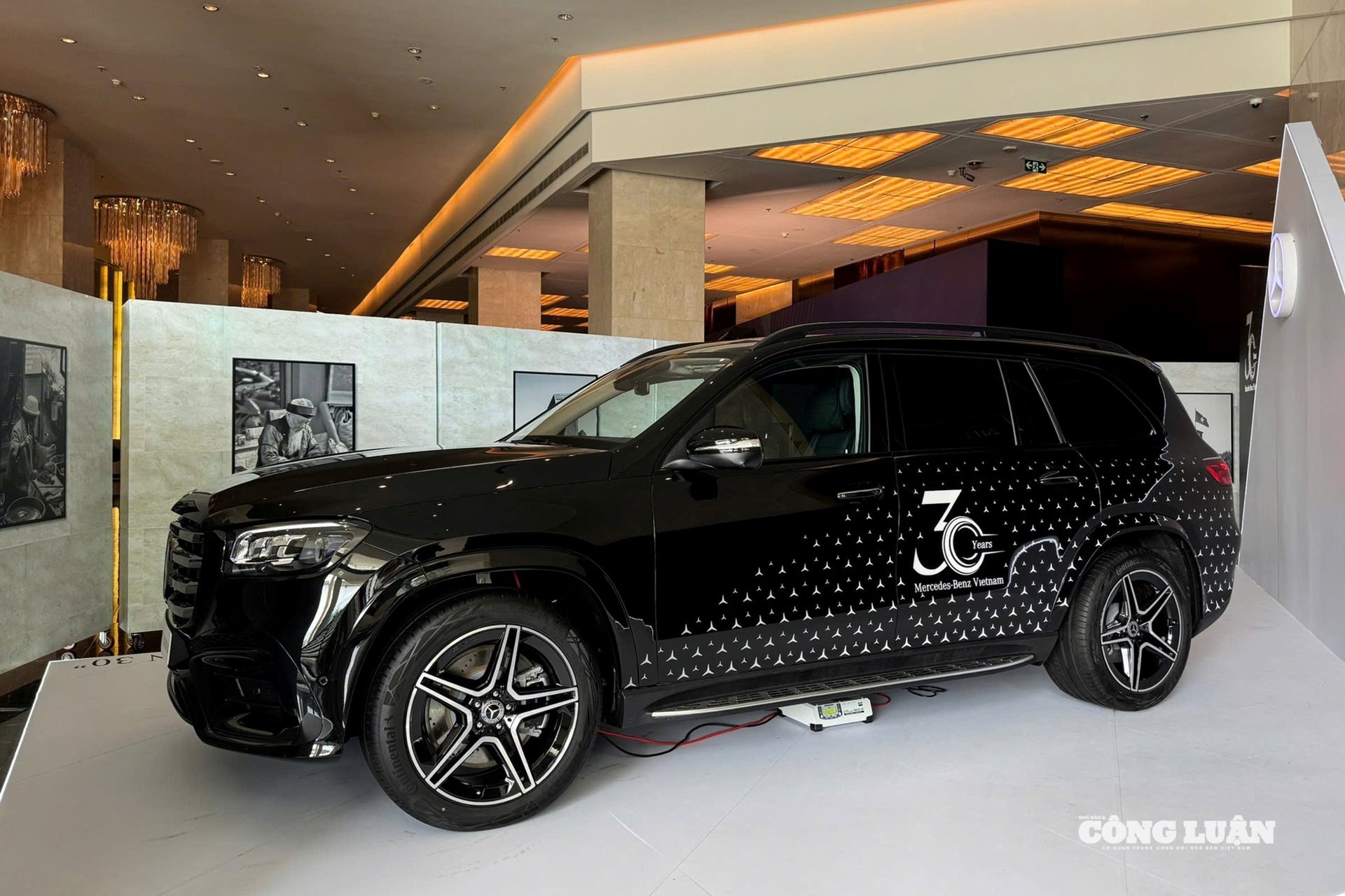 Xe trang bị gói ngoại thất thể thao AMG Line Night Package.