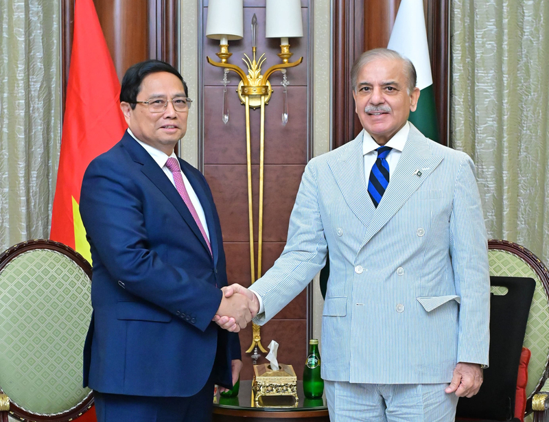 Sáng 30/10/2024, trong khuôn khổ chuyến thăm, làm việc và tham dự Hội nghị Sáng kiến đầu tư tương lai (FII) lần thứ 8 tại Saudi Arabia, Thủ tướng Phạm Minh Chính đã gặp Thủ tướng Pakistan Shehbaz Sharif. Hai Thủ tướng cho rằng, hai bên cần sớm đưa kim ngạch thương mại Việt Nam - Pakistan đạt mốc 10 tỷ USD.