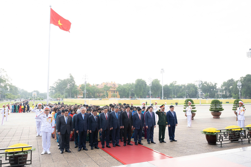 Các đồng chí lãnh đạo Đảng, Nhà nước, đại biểu Quốc hội tưởng nhớ công lao to lớn của Chủ tịch Hồ Chí Minh. Ảnh: VPQH