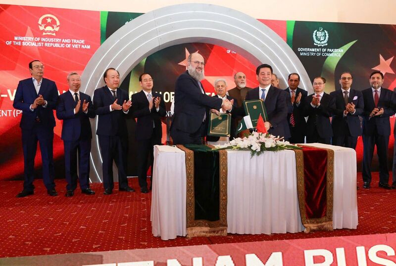 Ngày 14/10, Bộ trưởng Nguyễn Hồng Diên và Ngài Jam Kamal Khan, Bộ trưởng Bộ Thương mại Pakistan đã chính thức ký Tuyên bố chung khởi động đàm phán Thỏa thuận Thương mại Ưu đãi (PTA) Việt Nam - Pakistan.