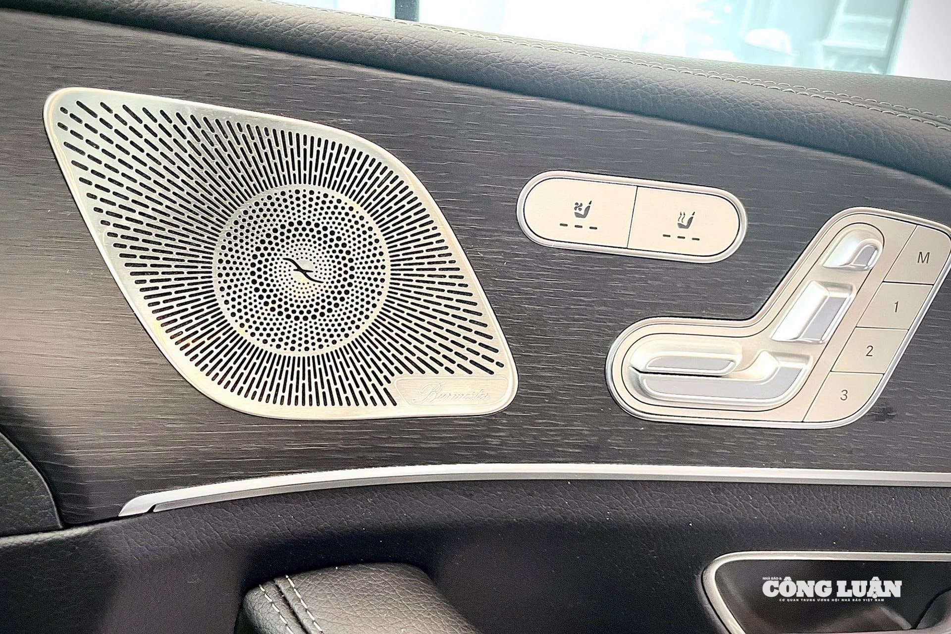 Mercedes-Benz GLS 450 phiên bản kỷ niệm 30 năm cũng trang bị hệ thống âm thanh vòm 13 loa Burmester.