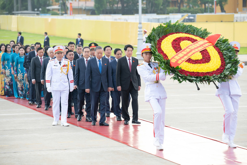 Các đồng chí lãnh đạo Đảng, Nhà nước, Mặt trận Tổ quốc Việt Nam và đại biểu Quốc hội đặt vòng hoa, vào Lăng viếng Chủ tịch Hồ Chí Minh trước giờ khai mạc Kỳ họp thứ 10, Quốc hội khóa XV. Ảnh: VPQH